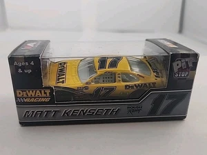 Coche diecast Matt Kenseth 17 Dewalt Pit Stop 1/64 - Imagen 1 de 6