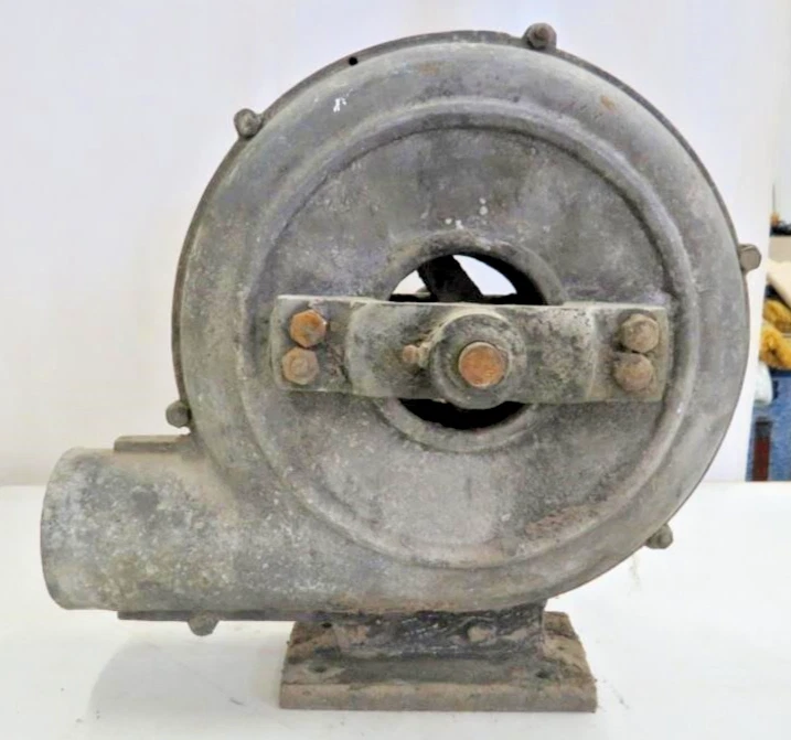 Soplador de forja de aluminio de herrero estilo vintage dirigido por polea Foto 1 de 4