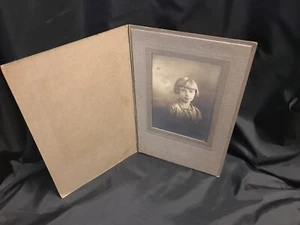 Foto de carpeta vintage de una niña Utica Nueva York - Imagen 1 de 5