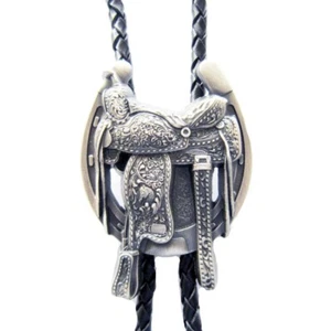 Westernsattel Hufeisenund Cowboystiefel versilbertes Bolo Tie Westernkrawatte - Bild 1 von 2