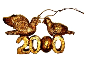 COLOMBE VOLANTI VINTAGE Y2K COLOR ORO 2000 ORNAMENTO ALBERO - 4 1/2" X 2 1/2" - Foto 1 di 7