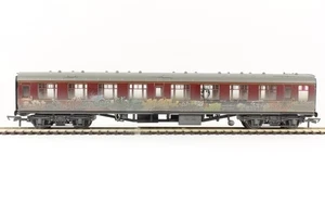 Hornby R4647 Mk1 SK second corridor M24450 with graffiti OO Gauge - Picture 1 of 2