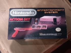 Nintendo NES Action Set Console Bundle Zapper Controllers Games Manuals Box