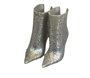 BAMBOLA MATTEL BARBIE GRIGIO ARGENTO GLITTER STIVALI TACCHI CALZATURE SCARPE Accessori - Foto 1 di 4