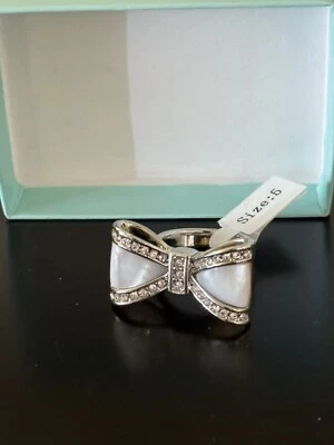 Anillo Park Lane LOLA madreperla y cristales austriacos original Impresionante $92 talla 5 Foto 1 de 2