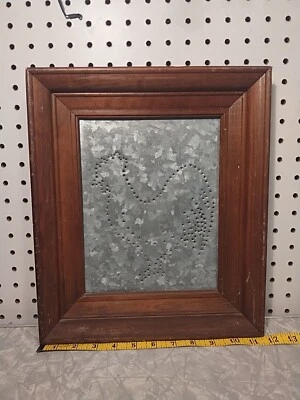 Arte de pared de hojalata perforada vintage gallo arte popular marco de madera primitivo de granja Foto 1 de 4