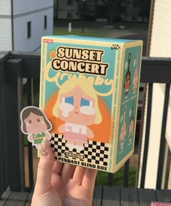 Verde oscuro - Concierto al atardecer Crybaby - Auténtico POP MART - Imagen 1 de 3