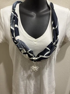 Schal Halskette mit Anhänger und Fransen Akzent verstellbar zu 18" Marine & Weiß - Bild 1 von 7