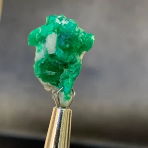 21.35 ct Natural Emerald Specimen From Swat Pakistan - Picture 1 of 17
