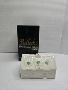 Soporte de luz de té Belleek Fine Parian China Dan Murphy Cottage Millennium Stamp - Imagen 1 de 8