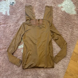 SKIMS U-Ausschnitt Langarm Catsuit Overall geformt Reißverschluss Schimmer Karmel-S - Bild 1 von 5