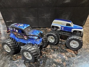 2 Grave Digger Monster Jam Trucks Maßstab 1:64 - Bild 1 von 5
