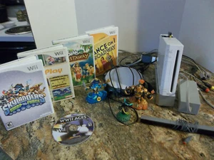 Wii Konsole für Ersatzteile, Spiele, Skylanders und Zubehörpaket - Bild 1 von 8