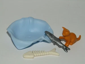 Playmobil Miniature Kitten Baby Cat w/ basket, fish & fishbone - C9 - Picture 1 of 3