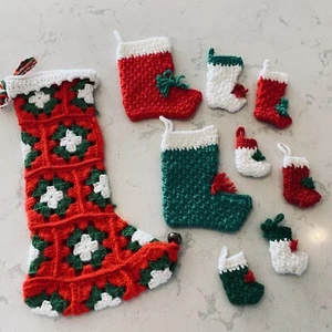 Vintage Handarbeit Granny Square gehäkelt Weihnachtsstrumpf 8 Häkelstrümpfe - Bild 1 von 11