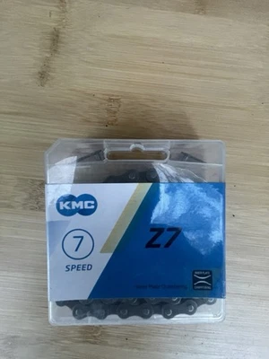 Cadena de bicicleta KMC Z7 7 velocidades 116L 1/2" x 3/32" Foto 1 de 2