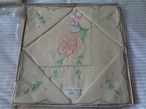 IRISH LINEN EMBROIDERED TABLE CLOTH &4 NAPKINS IN ORIGINAL PACKAING &CELLOPHANE - Picture 1 of 3
