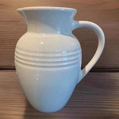 Jarra de 2 cuartos blanca brillante Le Creuset 9" de alto mango Foto 1 de 4