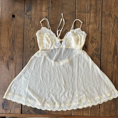 NUEVO CON ETIQUETAS Lencería Muñeca Bebé Bebé Victoria’s Secret Marfil Marfil PEQUEÑA Lazo Trasero Foto 1 de 4