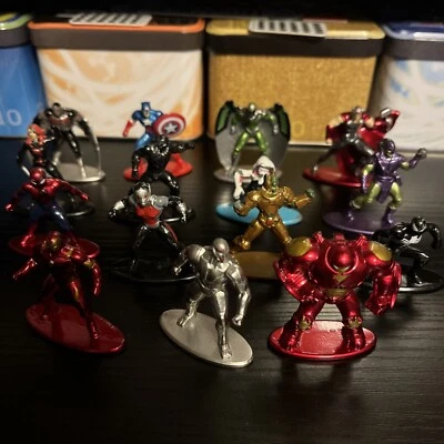 Lote de mini figuras de metal Marvel com outras figuras - Imagem 1 de 4