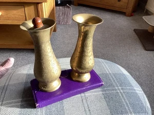 Vintage Messing geätzt Paar Vasen / Kanzenhalter Höhe 15 cm - Bild 1 von 2