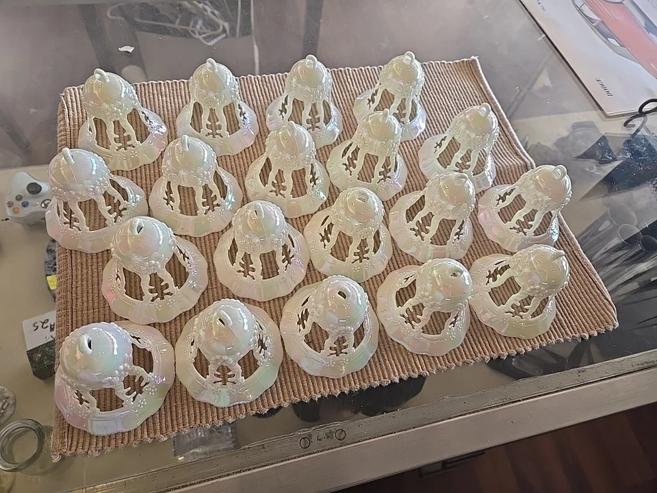 Lote de 19 campanas de boda vintage Wilton blancas iridiscentes de 3 pulgadas Foto 1 de 4