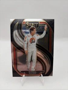 Tarjeta base Select Racing Darrell Waltrip Trackside 2025 patio - Imagen 1 de 2