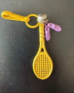 Vintage 1980er Kunststoff Glocke Charm Clip auf gelb Tennisschläger für 80er Charm Halskette - Bild 1 von 1
