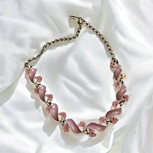 Lisner Pink Enamel Flower Necklace – 16” – Gold Tone, Mid-Century – see pics - Picture 1 of 10