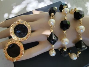 VINTAGE QUALITY UNSIGNED BEADED PEARL 3 LAYER CHAIN BRACELET BLACK BEADS WHITE P - Bild 1 von 11