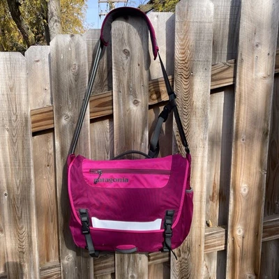 Patagonia Media Masa Bolso Mensajero Reflectante Cercanías Laptop Rosa Artículo 48315 Foto 1 de 4