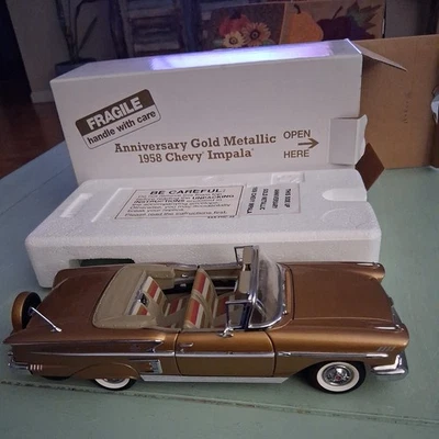 Chevrolet Impala 1958 Danbury Mint 1:24 aniversario caja metálica dorada papeleo  Foto 1 de 4