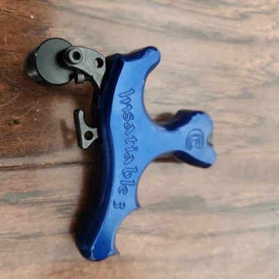 Carter Insatiable 3 - Liberación de botón pulgar de tres dedos Foto 1 de 2