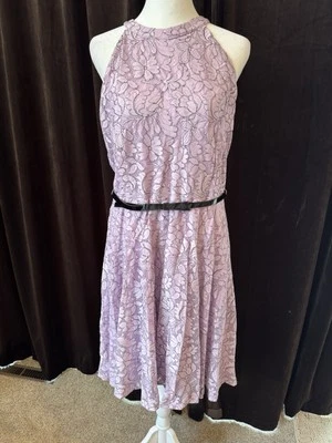 Vestido halter para mujer ELLE lila/negro de encaje con cinturón talla grande Foto 1 de 3