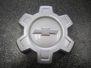 2019-2025 Chevy Silverado 1500 17" OEM Silver Center Cap 84173372 8130 - One/1* - Picture 1 of 6