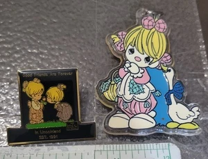 Llavero Precious Moments 1991 vintage pelo rubio niña N ganso y prendedor de solapa - Imagen 1 de 4