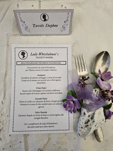 Menu Matrimonio Stile Lady Whistledown Bridgerton - In Cartoncino - Foto 1 di 10