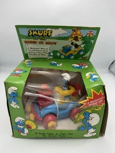 RARE NOS BUCKET OF BOLTS VINTAGE SMURFS PEYO SCHLEICH BULLY - WIND UP CAR 1981 - Picture 1 of 8