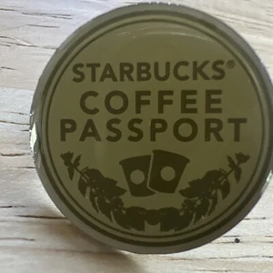Prendedor delantal de empleado Starbucks Coffee Passport Award raro - Imagen 1 de 6