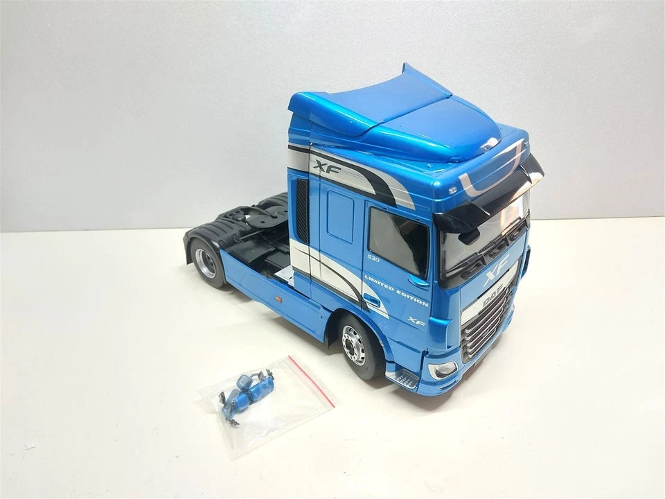Camion DAF XF 530 Space Cab Blu del 2018 - 1/18 Premium ClassiXXs IXO #DIFETTO# - Immagine 1 di 4
