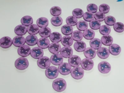ЛОТ ИЗ 50 фиолетовый бабочка дизайн 2 отверстия 1/2 дюйма кнопки, новый - Изображение 1 из 2