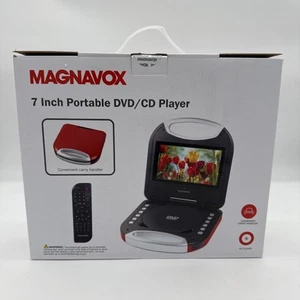 Magnavox Lettore DVD/CD Portatile 7" Manico Telecomando Cuffie Auto AC/DC Nuovo con scatola Rosso - Foto 1 di 4