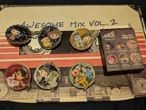 Laika Hot Topic Monogram Enamel Pin Coraline Boxtrolls Kubo Paranorman *NO BOX* - Foto 1 di 15