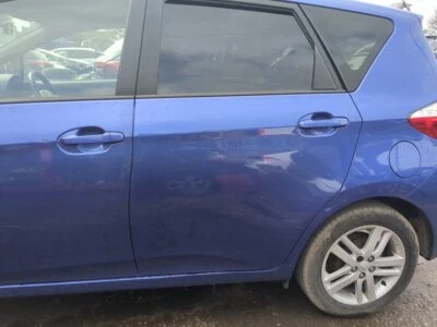 TOYOTA VERSO-S 2010-2016 LADO DEL PASAJERO PUERTA TRASERA CARCASA AZUL - Imagen 1 de 4
