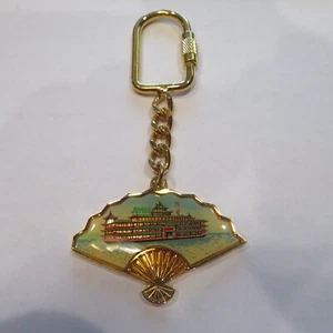 Llavero de recuerdo vintage con abanico Hong Kong Jumbo Boat de metal dorado sin usar - Imagen 1 de 9