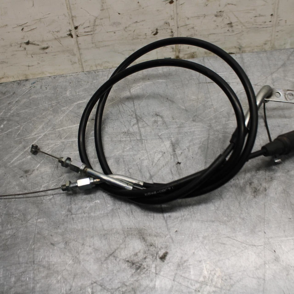 13 SUZUKI GSXR750 THROTTLE CABLES LINES BB474 - Image 1 of 4