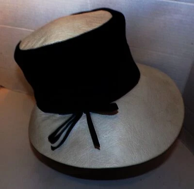 Sombrero de ala ancha de vinilo blanco y negro Glam vintage años 50  Foto 1 de 4