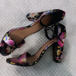 Sandalias de bambú florales satinadas con tiras tacones coqueta oscura nuevas sin caja talla 9 - Imagen 1 de 7