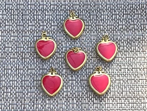 SWEETHEART LOVE SCHMUCK 2 ROTE EPOXID HERZ MESSING MEDAILLONS ALLE NEU. - Bild 1 von 1