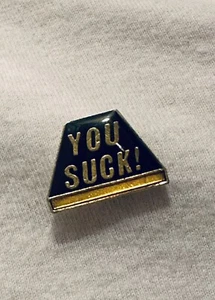 Vintage 80er Jahre Emaille Risqué Neuheit Pin "You Suck!" - Bild 1 von 3